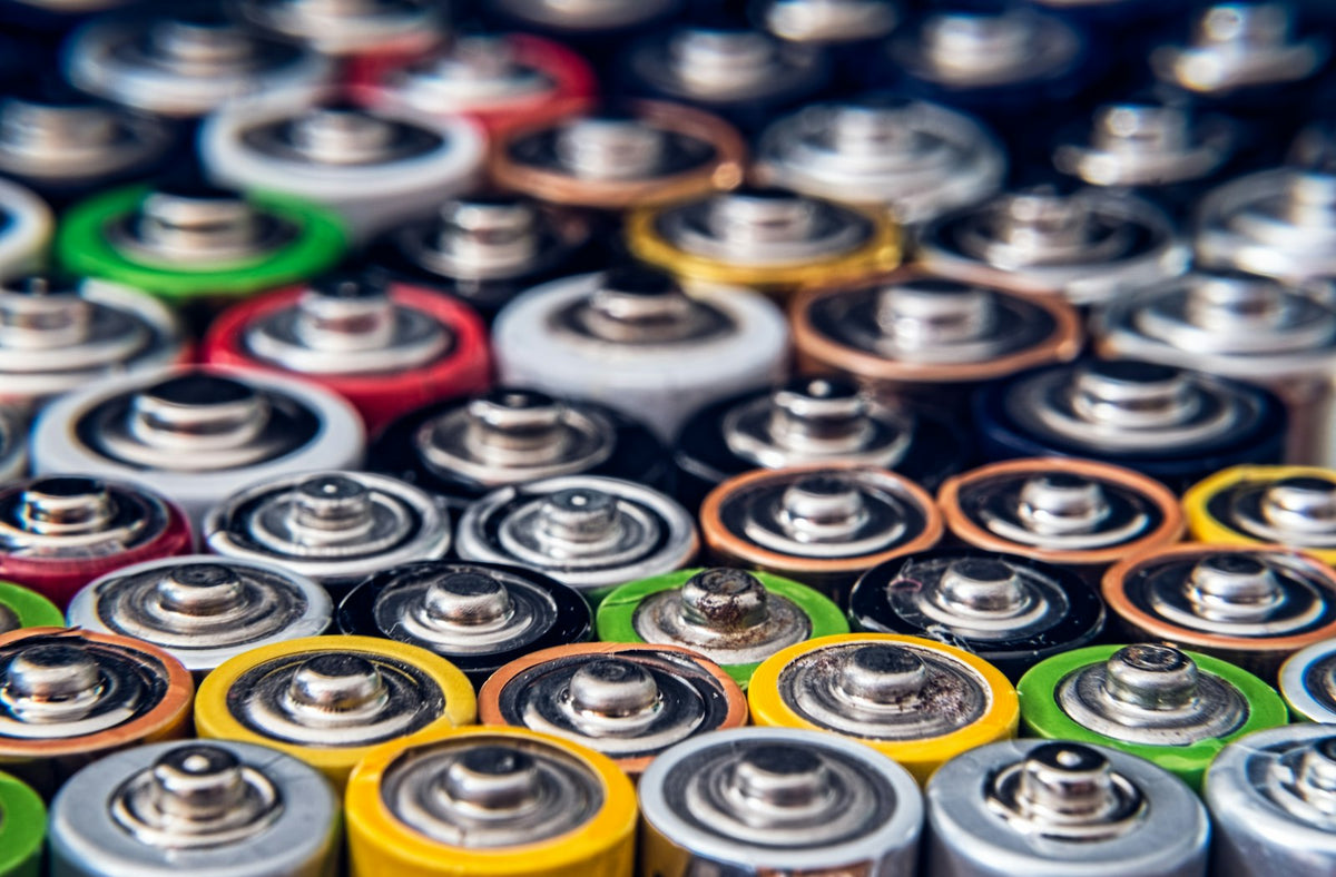 Viele gebrauchte Batterien zur Sammlung