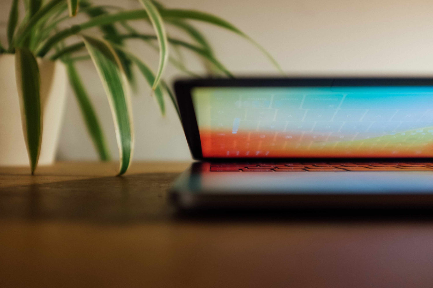 Laptop auf einem Tisch