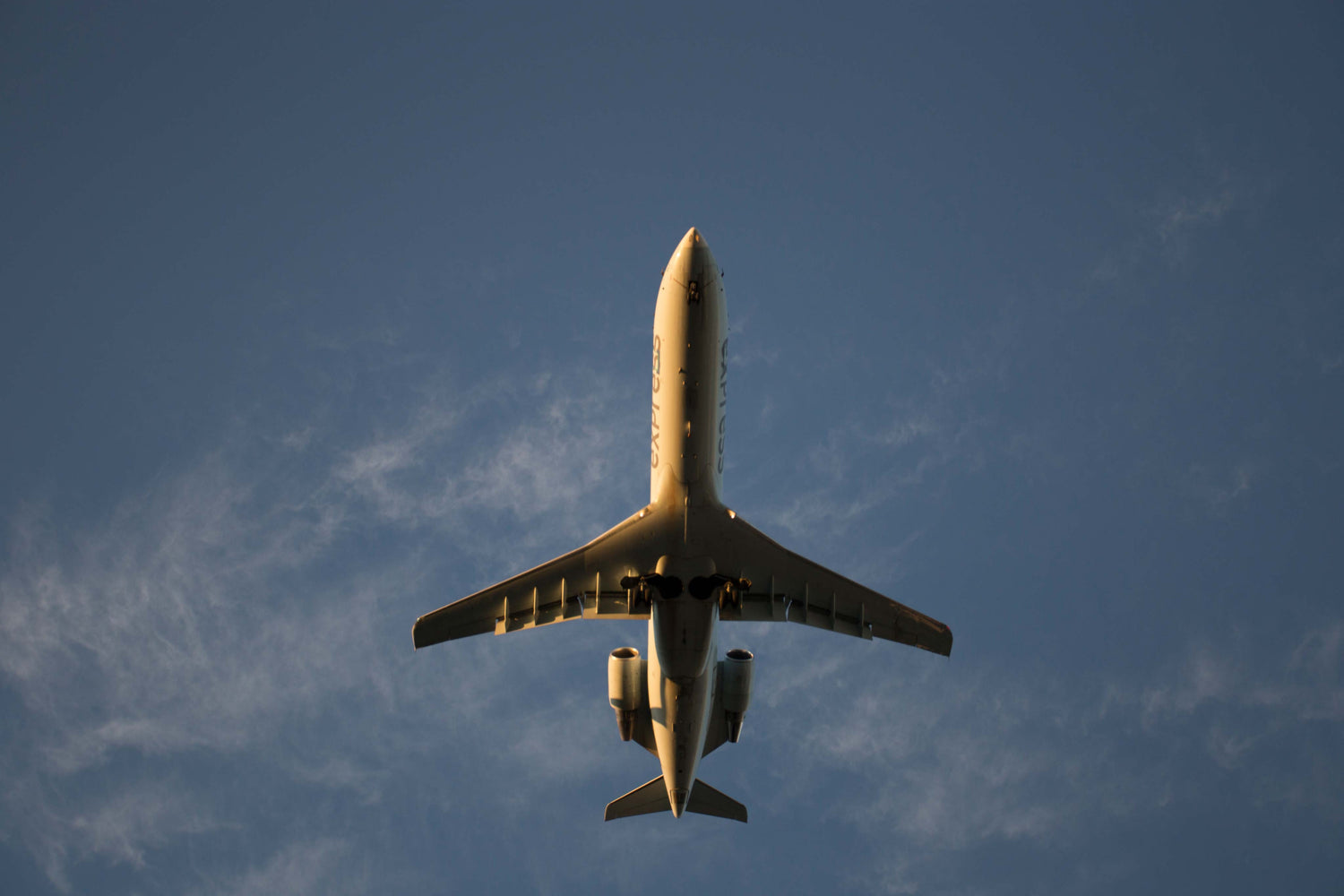 Fliegendes Flugzeug von unten