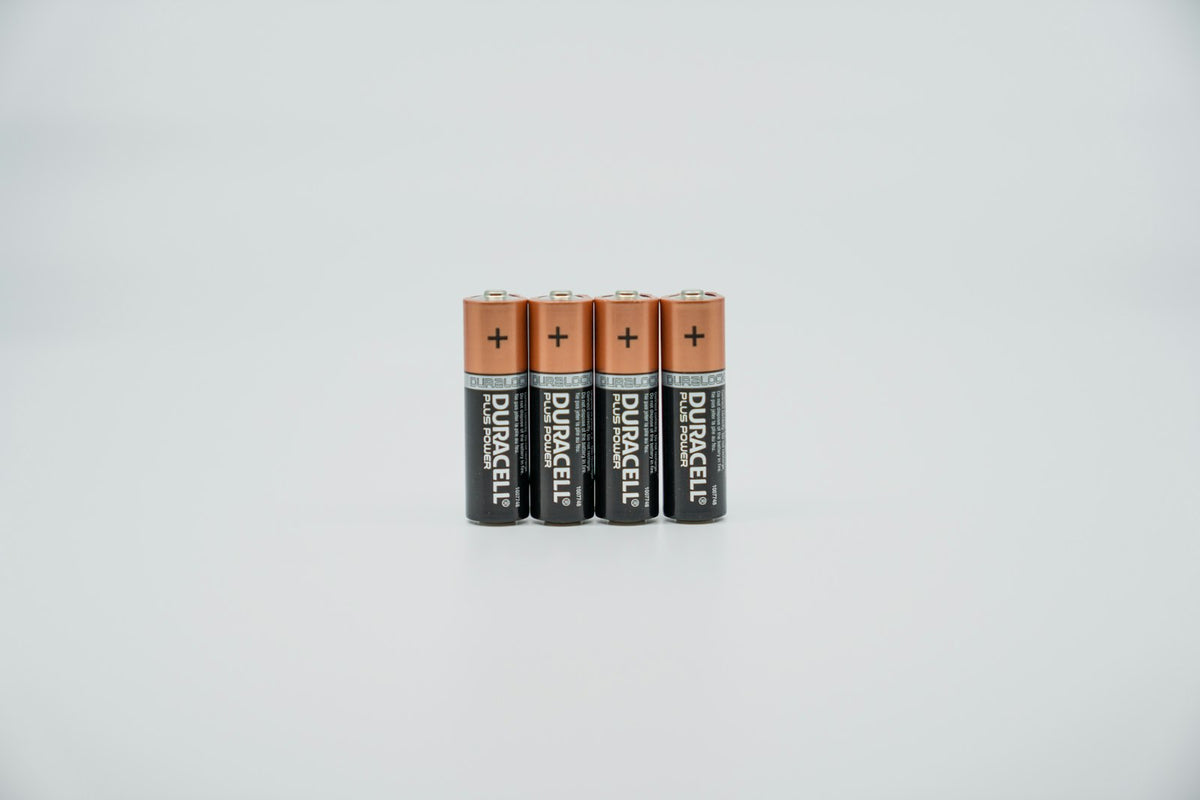 Vier AA-Batterien auf hellem Untergrund