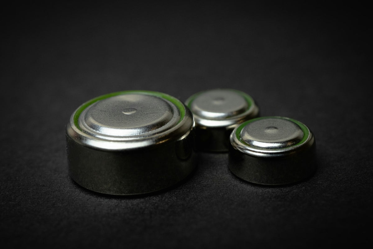 Knopfzellen auf dunklem Untergrund