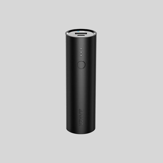 Anker PowerCore 5000 Powerbank ohne Verpackung Frontal Ansicht mit Hintergrund Grau
