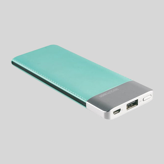 REALPOWER PB-5500 Fashion Lake Blue Powerbank ohne Verpackung seitlich Ports sichtbar Hintergrund Grau
