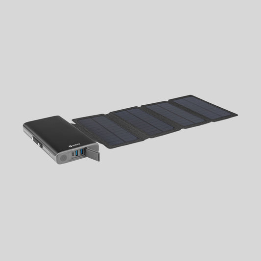 Sandberg Solar 4-Panel Powerbank 25000 ohne Verpackung ausgeklappt Ports sichtbar Hintergrund Grau