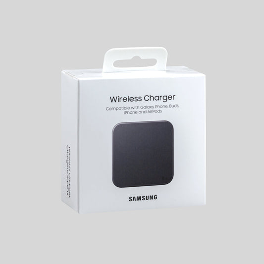 Samsung Wireless Charger Pad ohne Ladeadapter Schwarz mit Verpackung Front Hintergrund Grau