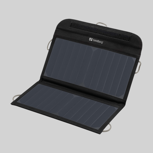 Sandberg Solar Charger 13W 2x USB aufgeklappt ohne Verpackung Hintergrund Grau
